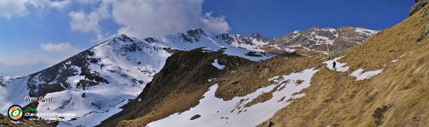 29 Saliamo verso la Baita Foppa Alta mentre si allarga il panorama sulle cime .jpg